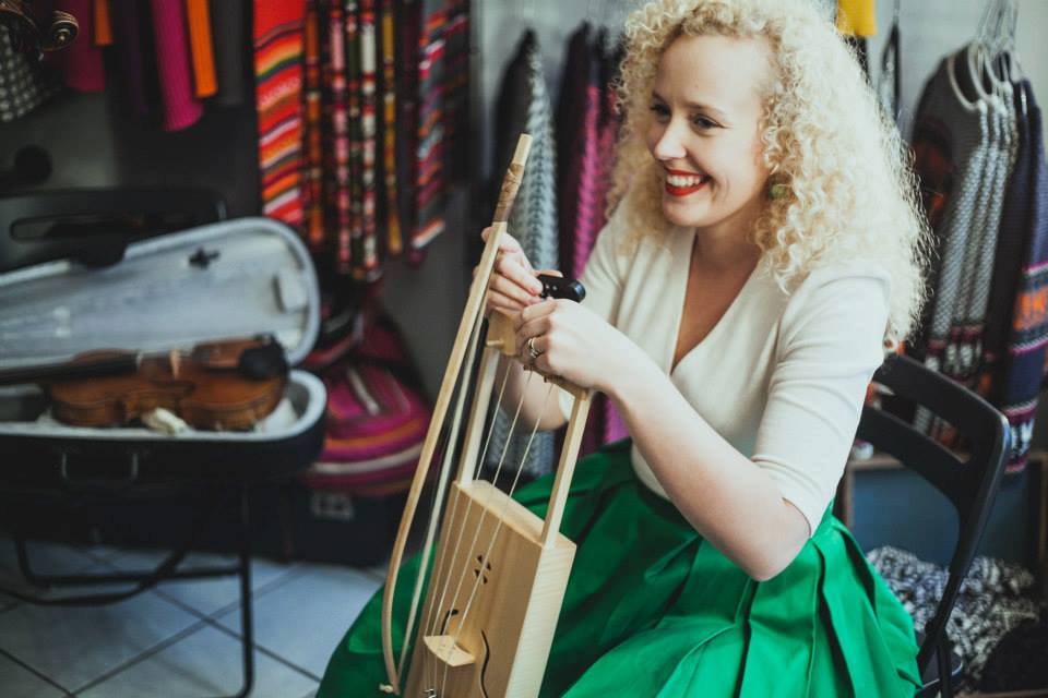 Eeva Talsi ja hiiu kannel märtsis 2015. Foto: Marianne Ubaleht