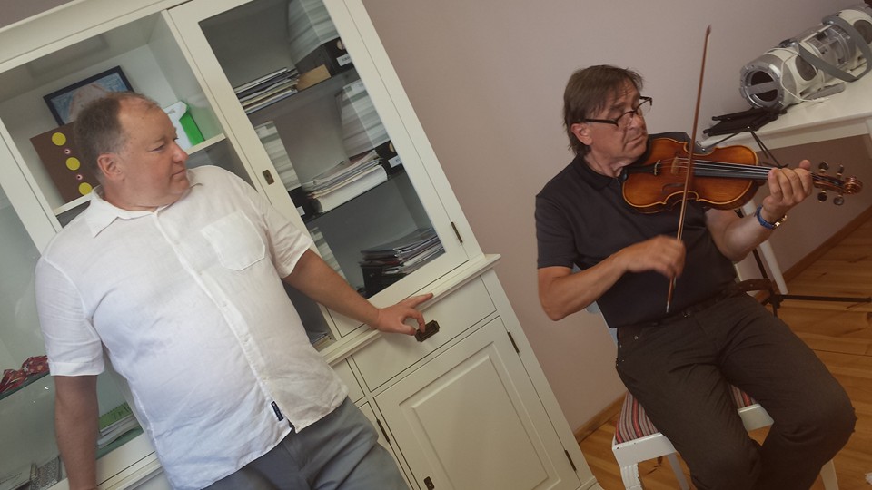 Indrek Kalda uusi viiuleid proovimas 2016. Foto: Krista Sildoja