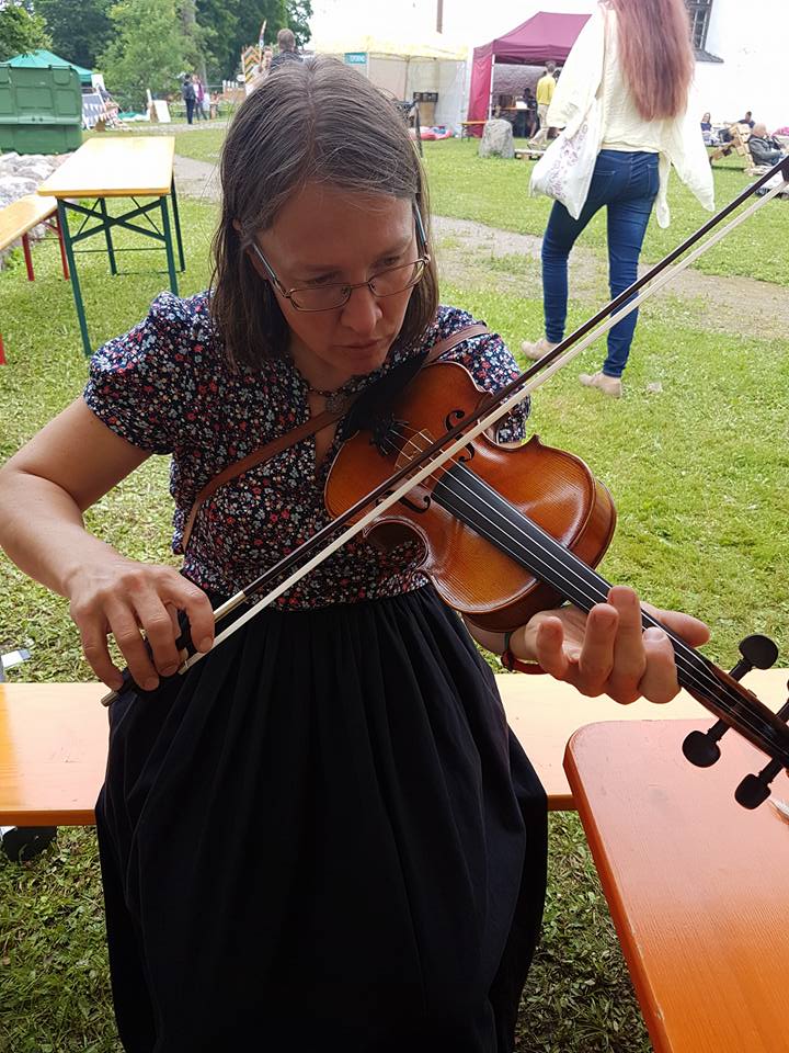 Leanne Barbo katsetab viiulit Viljandi folgil 2017. Foto: Krista Sildoja