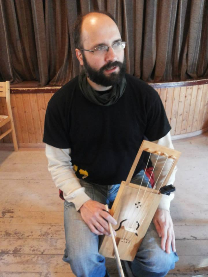 Marko Veisson ja hiiu kannel Vormsil 2014. Foto: Krista Sildoja